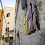 ...come testimoniano le mollette colorate che affollano i fili per stendere il bucato sistemati accanto all�ingresso della casa